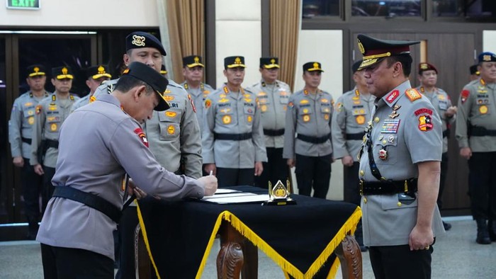Kapolri Jenderal Listyo Sigit Prabowo melantik Komjen Dedi Prasetyo sebagai Wakapolri di Rupattama Mabes Polri, Jakarta Selatan, Sabtu (16/8/2025).