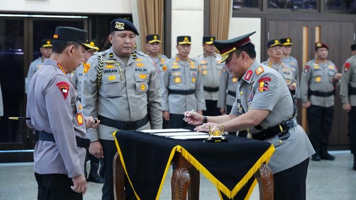 Kapolri Jenderal Listyo Sigit Prabowo melantik Komjen Dedi Prasetyo sebagai Wakapolri di Rupattama Mabes Polri, Jakarta Selatan, Sabtu (16/8/2025).