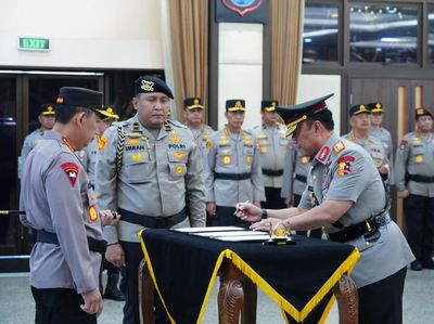 Momen Kapolri Lantik Komjen Dedi Prasetyo Sebagai Wakapolri