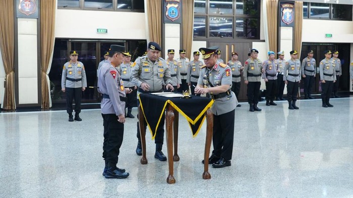 Kapolri Jenderal Listyo Sigit Prabowo melantik Komjen Dedi Prasetyo sebagai Wakapolri di Rupattama Mabes Polri, Jakarta Selatan, Sabtu (16/8/2025).