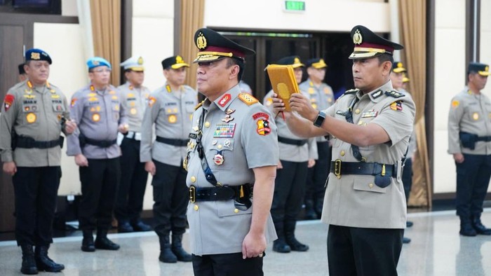 Kapolri Jenderal Listyo Sigit Prabowo melantik Komjen Dedi Prasetyo sebagai Wakapolri di Rupattama Mabes Polri, Jakarta Selatan, Sabtu (16/8/2025).