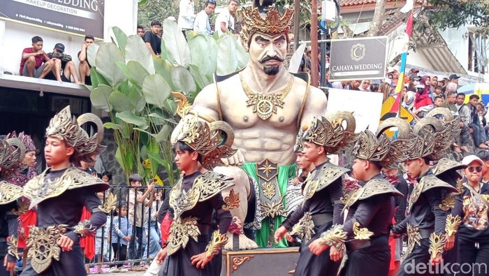 Kemeriahan karnaval tingkat Desa Kaliabu, Kecamatan Salam, Kabupaten Magelang, Sabtu (16/8/2025). Ada yang bawah ogoh-ogoh Gatotkaca.