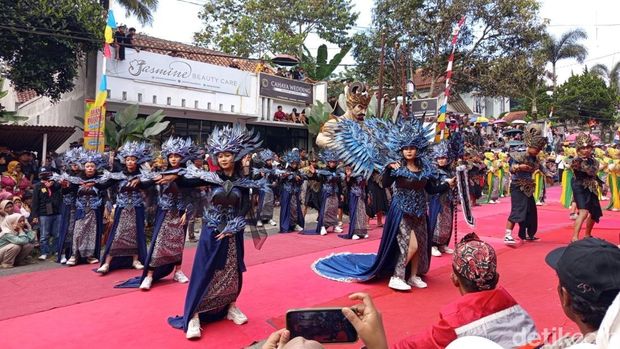 Potret penari di karnawal sambut HUT RI di Kaliabu, Magelang, Sabtu (16/8/2025).