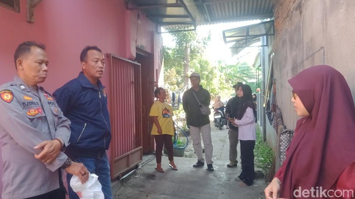 Kanit Reskrim Polsek Kota Klaten Ipda Asep dan anggota cek TKP pencurian, Sabtu (16/8/2025).