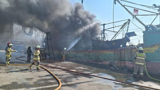 Kebakaran di Pelabuhan Muara Baru, Jakarta Utara (Jakut) telah dipadamkan. Sebanyak 4 kapal nelayan hangus terbakar. (dok Damkar Jakut)