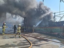 Video: 4 Kapal Nelayan Terbakar di Pelabuhan Muara Baru