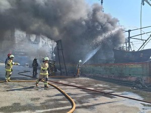 Video: 4 Kapal Nelayan Terbakar di Pelabuhan Muara Baru