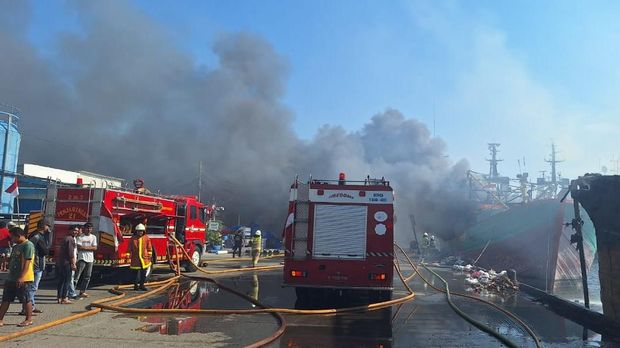 Kebakaran di Pelabuhan Muara Baru, Jakarta Utara (Jakut) telah dipadamkan. Sebanyak 4 kapal nelayan hangus terbakar. (dok Damkar Jakut)