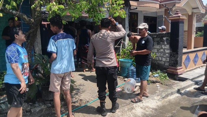 Kebakaran toko pracangan di Lamongan.