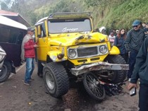 Jip Bromo Ditumpangi Wisatawan Malaysia Kecelakaan, 2 Orang Patah Tulang