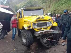Jip Bromo Ditumpangi Wisatawan Malaysia Kecelakaan, 2 Orang Patah Tulang