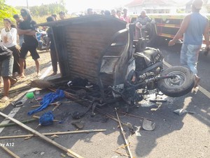 Motor Tossa Sarat Penumpang Hantam Truk di Jember, 4 Orang Tewas