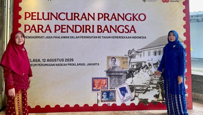 Keluarga pahlawan KH Ahmad Sanusi saat menghadiri peluncuran prangko edisi khusus HUT RI ke-80 di Museum Perumusan Naskah Proklamasi, Jakarta