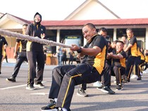 Serunya Tarik Tambang Kapolres Kediri Bareng Anggota dan Ibu Bhayangkari