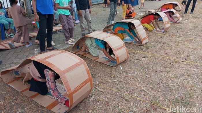 Keseruan lomba trenggiling dalam rangka HUT ke-80 RI di Kompelks IDI, Tello Baru, Makassar.