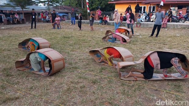 Keseruan lomba trenggiling dalam rangka HUT ke-80 RI di Kompelks IDI, Tello Baru, Makassar.