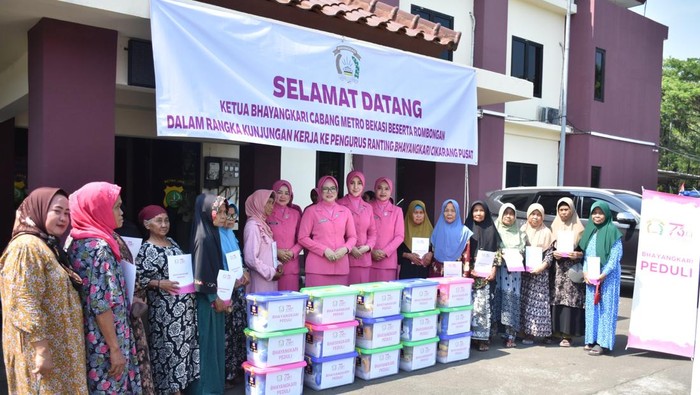 Ketua Bhayangkari Cabang Bekasi, Yanti Mustofa, memberikan bantuan sembako untuk 15 kaum duafa di Cikarang. (dok.istimewa)