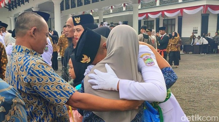 Keyla berfoto bersama orang tuanya usai pengukuhan Anggota Paskibra 2025 di Pendopo Bupati Ciamis.