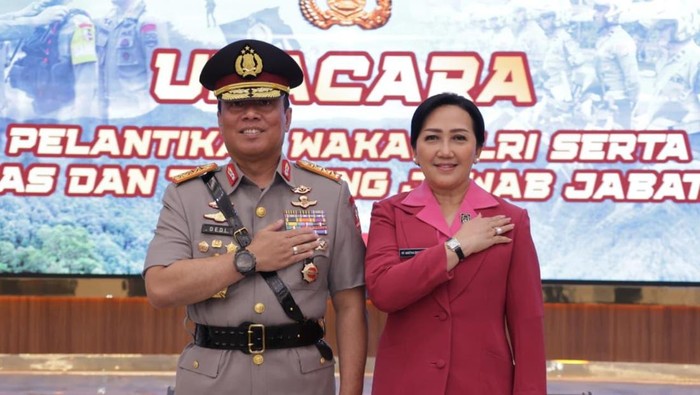 Komjen Dedi Prasetyo dan sang istri, Martha Dwi.