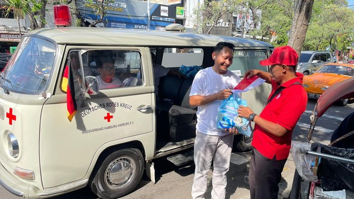 Komuitas VW Surabaya-Sidoarjo berbagi paket sembako menyambut hari kemerdekaan Indonesia