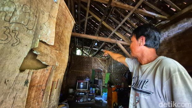 Kondisi rumah reyot Ijang di Sukabumi yang ikut rayakan kemerdekaan.