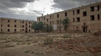 Kota 404: Kota rahasia di China yang sangat besar ini dihapus dari peta, dirahasiakan, dan digunakan untuk membuat senjata nuklir. Beberapa laporan menyebut kota itu dihuni hampir satu juta jiwa. Pembangunan dimulai tahun 1954. Kota ini dihuni orang dari berbagai lapisan masyarakat, semua dipilih pemerintah China agar negara tersebut dapat bersaing dengan negara seperti Amerika Serikat dan Uni Soviet untuk mendominasi dunia. Terletak di provinsi Gansu, kota ini dibangun dalam empat tahun dan enam tahun lagi untuk mencapai tujuan mengubah China jadi negara nuklir. Di 1964, China sukses melakukan uji coba senjata pertamanya di sana, mengubah wajah politik global selamanya. Foto: Listverse