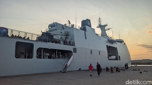 KRI Semarang berlabuh di Pelabuhan Gili Mas, Kecamatan Sekotong, Lombok Barat, NTB, sekitar pukul 16.30 Wita, Sabtu (16/8/2025). (M. Zahiruddin/detikBali)