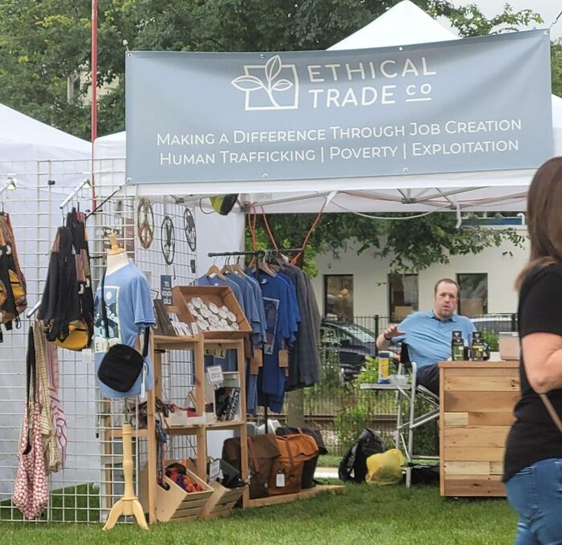 Beberapa iklan berikut ini gagal dan berhasil bikin yang melihatnya tertawa atau minimal senyum-senyum sendiri.