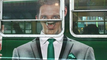 Aku berdiri di sana menunjuk-nunjuk dan tertawa sampai aku sadar ada orang-orang di balik jendela, kata netizen yang mengabadikan ini. Foto: imgur via Bored Panda