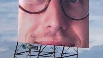 Orang ini menyewa billboard untuk mempromosikan bisnisnya, namun pihak advertising gagal formating dan jadinya cuma wajah laki-laki ini yang terlihat. Huft. Foto: bencahn via Bored Panda