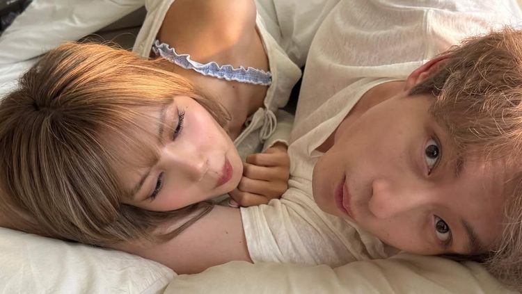7 Foto Kedekatan Lisa BLACKPINK & Sakaguchi Kentaro di Balik Layar MV Dream
