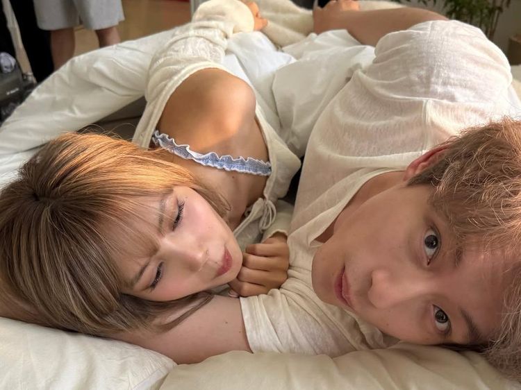 7 Foto Kedekatan Lisa BLACKPINK & Sakaguchi Kentaro di Balik Layar MV Dream