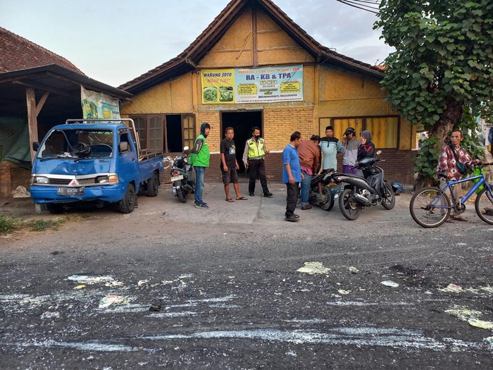 Lokasi kecelakaan pikap menabrak dua motor di Jalan Wiyoro, Baturetno, Banguntapan, Bantul, Sabtu (16/8/2025).