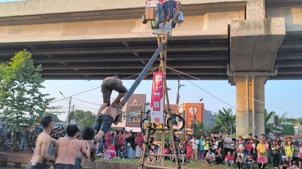 Lomba panjat pinang di Kalimalang