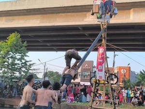 Sepeda-Motor Listrik dari Gibran Diincar Peserta Panjat Pinang di Kalimalang