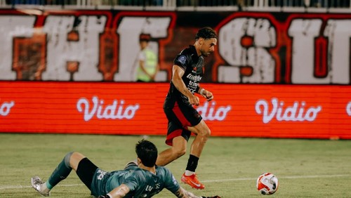 Thijmen Goppel (kanan) mencetak gol ketiga untuk Bali United ke gawang Malut United. Laga yang berlangsung di Stadion Kie Raha, Jumat (15/8/2025).