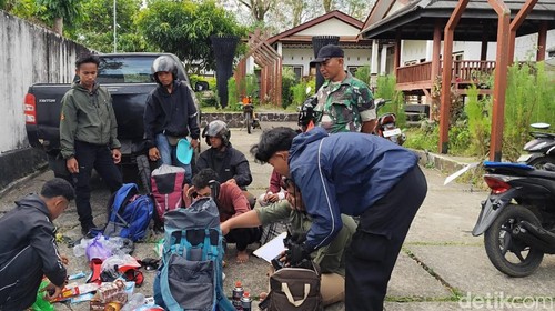 Pemeriksaan barang bawaan pendaki oleh Balai Taman Nasional Tambora bersama TNI dan Polisi, di pintu registrasi jaur Pancasila, Jumat, (15/8/2025). (Dok. Balai Taman Nasional Tambora)