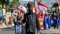 Warga mengenakan kostum kreasi saat mengikuti karnaval kemerdekaan di Desa Banjarsari, Bayongbong, Garut, Jawa Barat, Sabtu (16/8/2025). Foto: ANTARA FOTO/Raisan Al Farisi