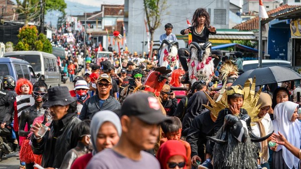 Meriah! Ribuan Warga Garut Ramaikan Karnaval Kemerdekaan di Banjarsari