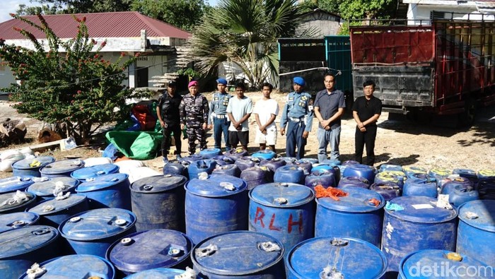 Suasana saat tim Kodaeral VII Kupang mengamankan barang bukti miras di Pelabuhan Bolok, Kupang, NTT. 

Foto: Dok. Dispen Lantamal VII Kupang.