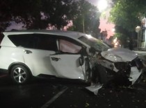 Innova Tabrak Pohon hingga Terpental di Jalan Andalas Klaten
