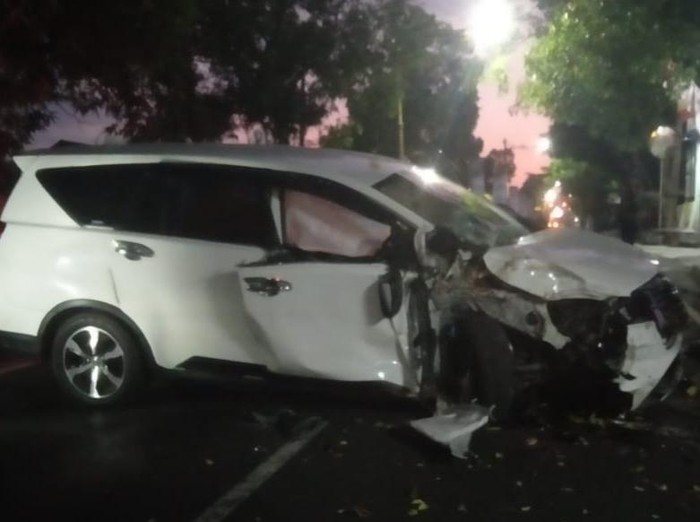 Mobil Innova Reborn ringsek usai menabrak pohon di Jalan Andalas, Klaten, Sabtu (16/8/2025) pagi.