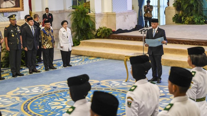 Menteri Sekretaris Negara Prasetyo Hadi (kanan) didampingi Ketua Dewan Pengarah Badan Pembinaan Ideologi Pancasila (BPIP) Megawati Soekarnoputri (kedua kanan), Mendikdasmen Abdul Mu'ti (ketiga kanan), Seskab Teddy Indra Wijaya (kedua kiri), Wakil Panglima TNI Jenderal TNI Tandyo Budi Revita (kiri) memimpin upacara pengukuhan Paskibraka Tingkat Pusat 2025 di Istana Negara, Jakarta, Sabtu (16/8/2025). Menteri Sekretaris Negara Prasetyo Hadi mengukuhkan 76 anggota Paskibraka dari 38 provinsi di Indonesia yang akan bertugas dalam Upacara Peringatan HUT Ke-80 RI di Istana Merdeka, Jakarta pada 17 Agustus 2025. ANTARA FOTO/Galih Pradipta/foc.