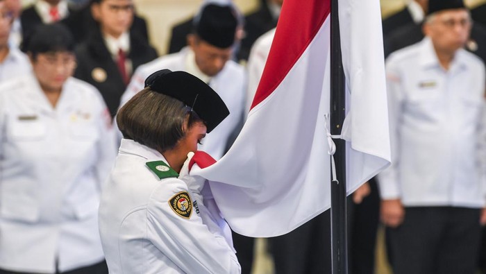 Menteri Sekretaris Negara Prasetyo Hadi (kanan) didampingi Ketua Dewan Pengarah Badan Pembinaan Ideologi Pancasila (BPIP) Megawati Soekarnoputri (kedua kanan), Mendikdasmen Abdul Muti (ketiga kanan), Seskab Teddy Indra Wijaya (kedua kiri), Wakil Panglima TNI Jenderal TNI Tandyo Budi Revita (kiri) memimpin upacara pengukuhan Paskibraka Tingkat Pusat 2025 di Istana Negara, Jakarta, Sabtu (16/8/2025). Menteri Sekretaris Negara Prasetyo Hadi mengukuhkan 76 anggota Paskibraka dari 38 provinsi di Indonesia yang akan bertugas dalam Upacara Peringatan HUT Ke-80 RI di Istana Merdeka, Jakarta pada 17 Agustus 2025. ANTARA FOTO/Galih Pradipta/foc.