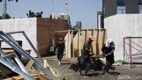 Suasana persiapan panggung musik di Monas yang akan menjadi pusat hiburan masyarakat pada perayaan HUT ke-80 RI. 