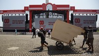 Panggung megah di Monas siap menjadi ikon perayaan pesta rakyat HUT ke-80 RI dengan hiburan musik, kuliner, dan kembang api. 