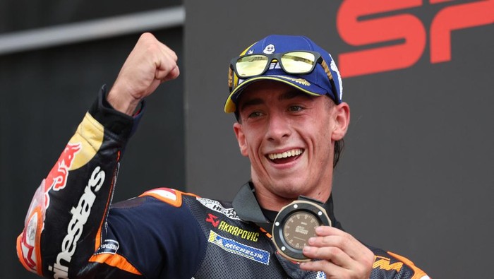 MotoGP - Austrian Grand Prix - Red Bull Ring, Spielberg, Austria - August 16, 2025 Red Bull KTM Factory Racings Pedro Acosta celebrates after finishing third in the sprint race REUTERS/Gintare Karpaviciute