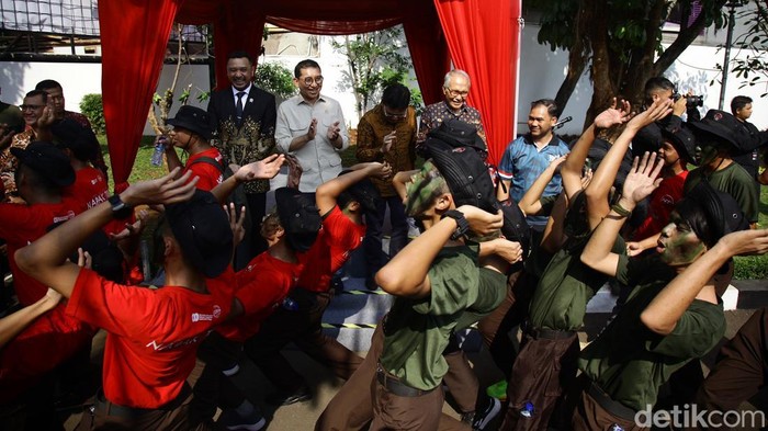Menteri Kebudayaan Fadli Zon melepas peserta Napak Tilas Proklamasi di Museum Perumusan Naskah Proklamasi, Jl Imam Bonjol, Jakarta Pusat, Sabtu (16/8/2025). Turut hadir Wamenbud Giring Ganesha dan putri Bung Hatta, Halida Hatta. Pawai Napak Tilas berupa jalan kaki dari bekas rumah Laksamana Muda Tadashi Maeda menuju lokasi pembacaan proklamasi di Tugu Proklamasi dengan jarak sekitar 2 km.