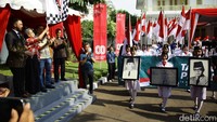 Peserta berjalan kaki dari Museum Perumusan Naskah Proklamasi menuju Tugu Proklamasi dengan penuh semangat memperingati HUT ke-80 RI.