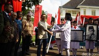 Turut hadir Wamenbud Giring Ganesha dan putri Bung Hatta, Halida Hatta. Pawai Napak Tilas berupa jalan kaki dari bekas rumah Laksamana Muda Tadashi Maeda menuju lokasi pembacaan proklamasi di Tugu Proklamasi dengan jarak sekitar 2 km.